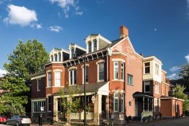 The Parador Inn Exterior View