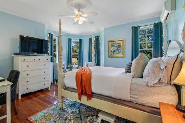 Queen bed with bay window and soaking tub