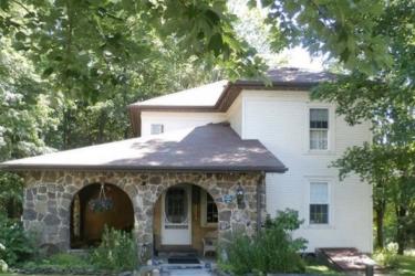 Stone Mountain Inn Exterior